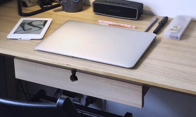 Computer desk with keyboard tray